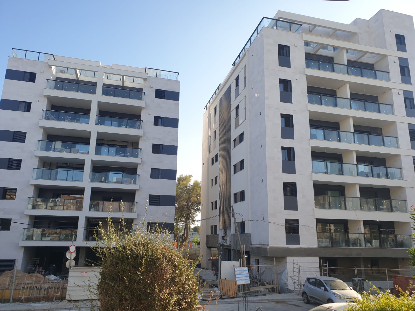 שני בנייני מגורים חדשים בחיפוי אבן בשלבי מסירה